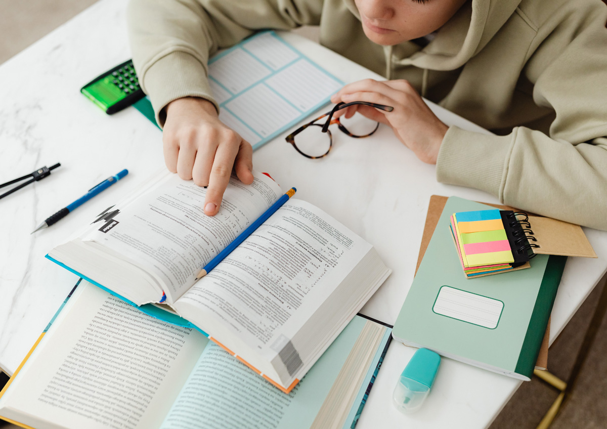 Enfant concentré sur un exercice lors d'une séance de suivi psychopédagogique