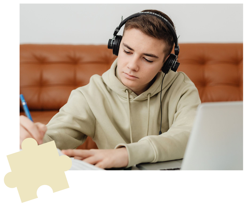 adolescent travaillant avec plaisir en toute autonomie