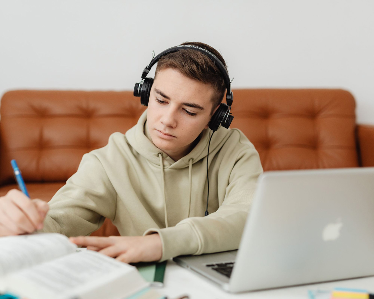 Enfant concentré et travaillant seul