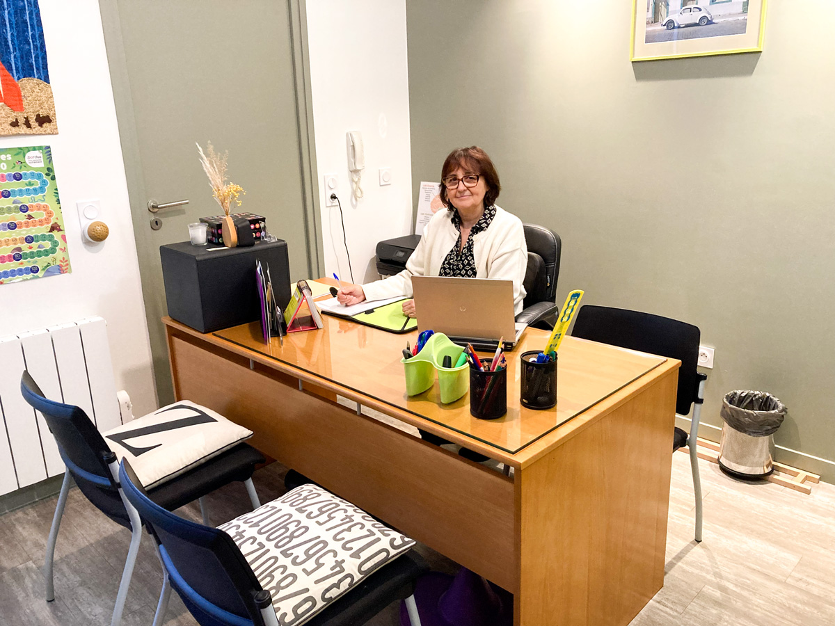 Martine Eveillard, psychopédagogue à Pontoise, souriante dans son cabinet