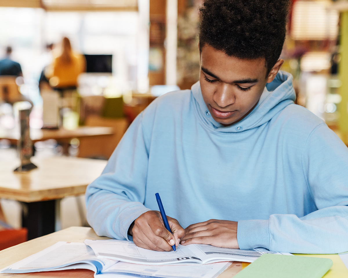 Enfant concentré et travaillant seul