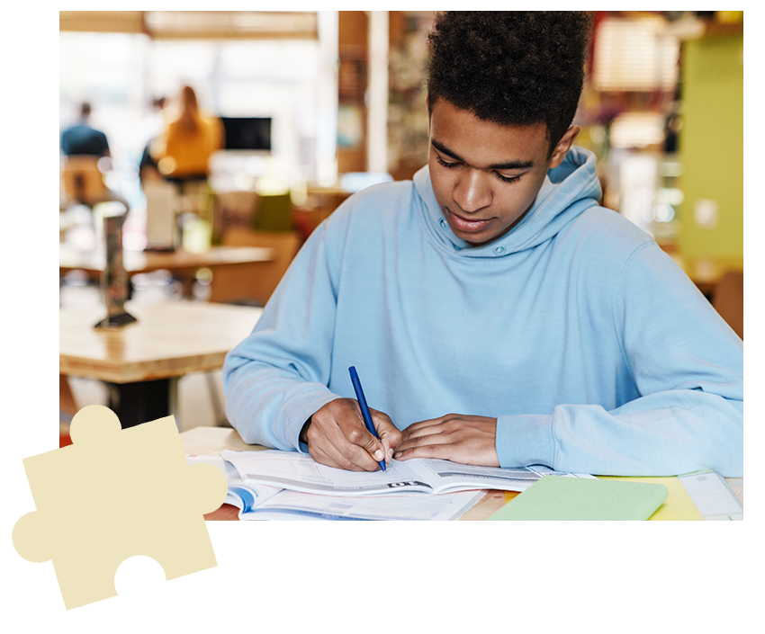 adolescent travaillant avec plaisir en toute autonomie